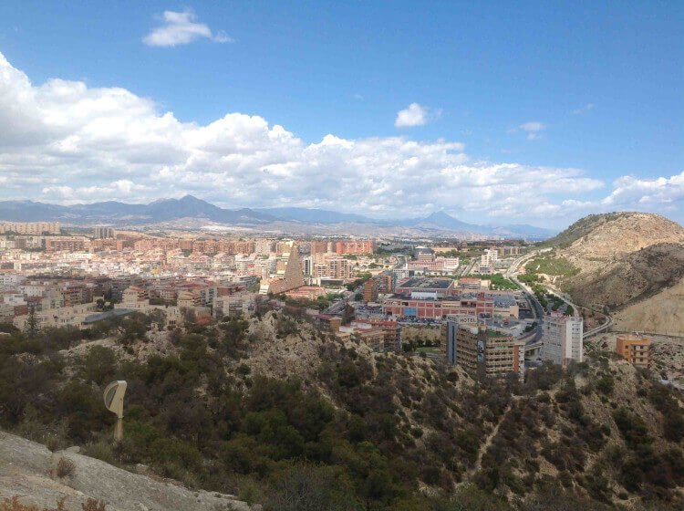 Вид на город с крепости Санта Барбара - фото