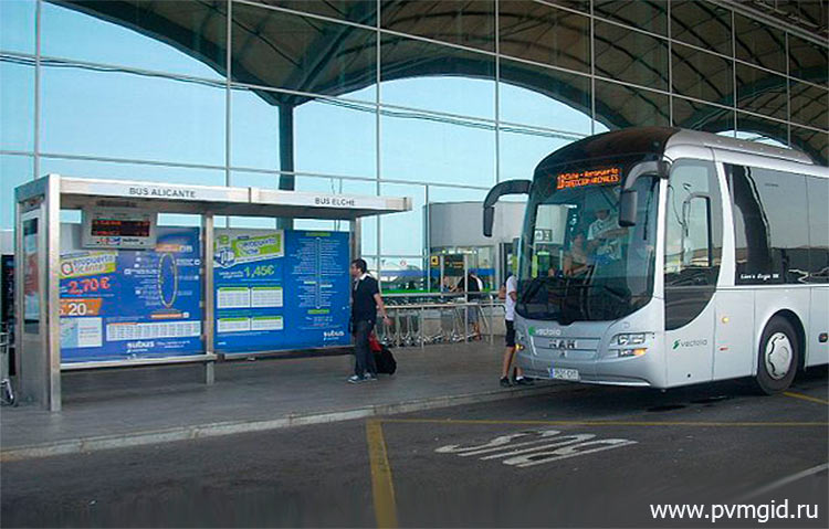 Остановка автобуса в аэропорту - фото