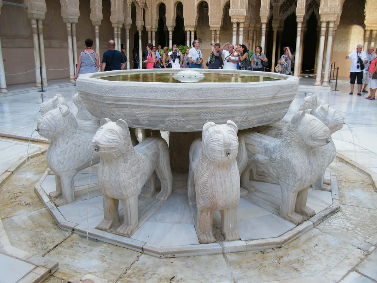 Львиный дворик в Альгамбре - фото