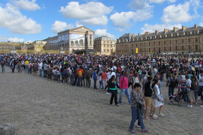 Скопление туристов на площади Версальского дворца - фото