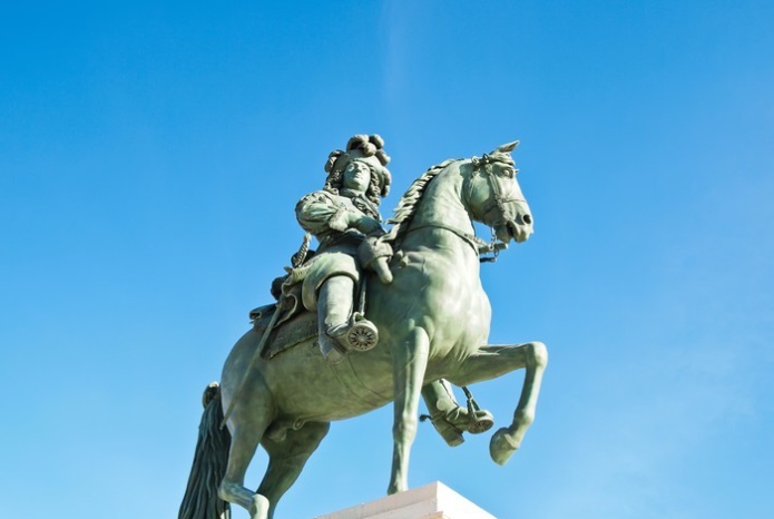 Статуя Людовика XIV в Версале - фото