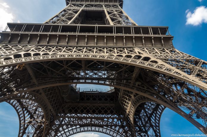 Эйфелева башня в Париже - фото
