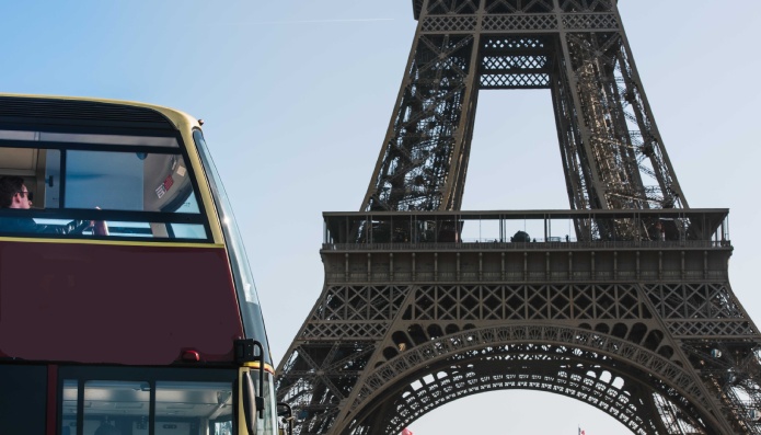 Bus Touristic Paris рядом с Эйфелевой башней - фото