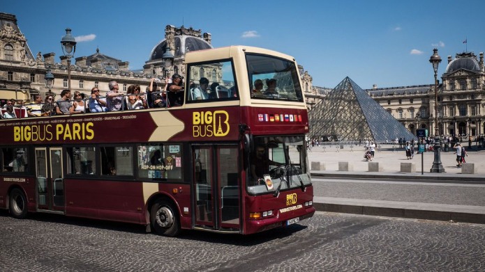 Bus Touristic Paris рядом с Лувром - фото