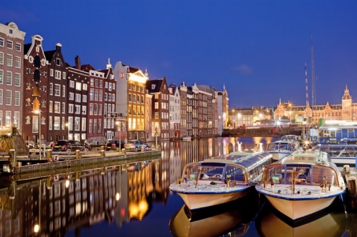 Круизные судна в Амстердаме - фото