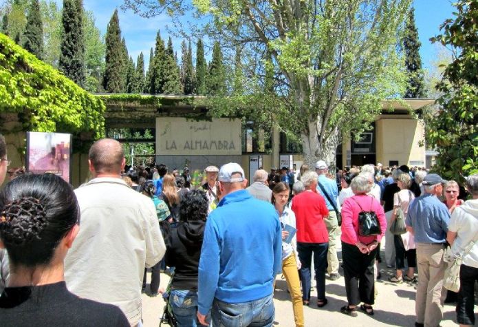 Скопление людей возле входа в Альгамбру - фото
